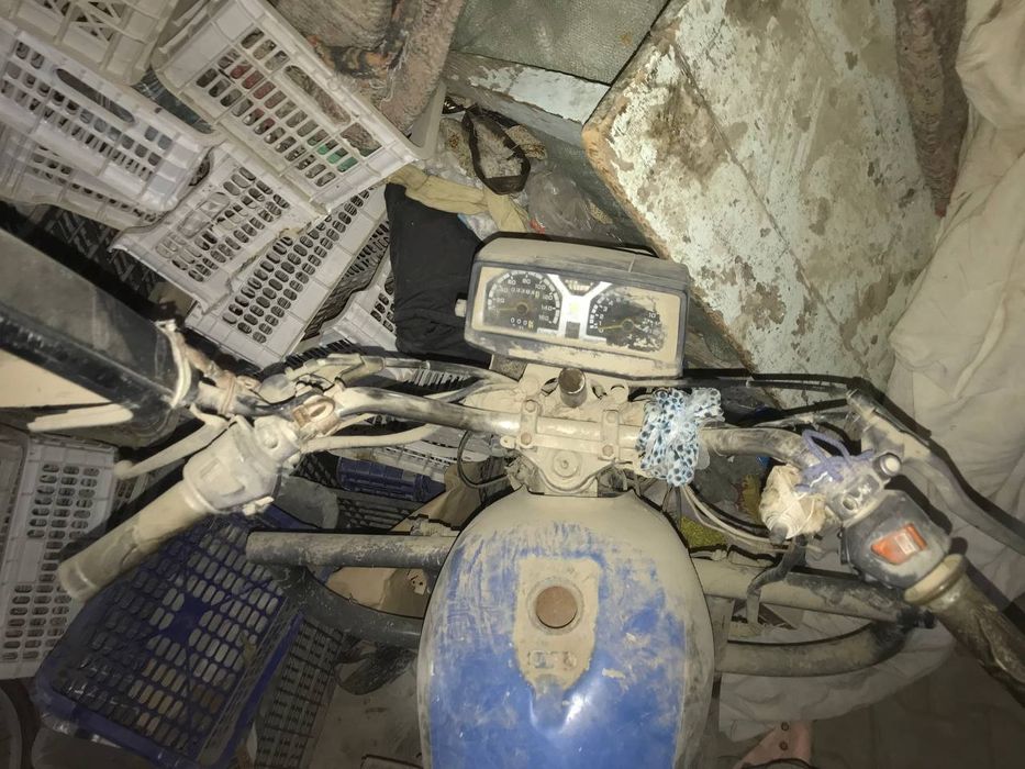 Eldosh mototsikl 200 kub matori ishlaydi balonlari bor zapchastga