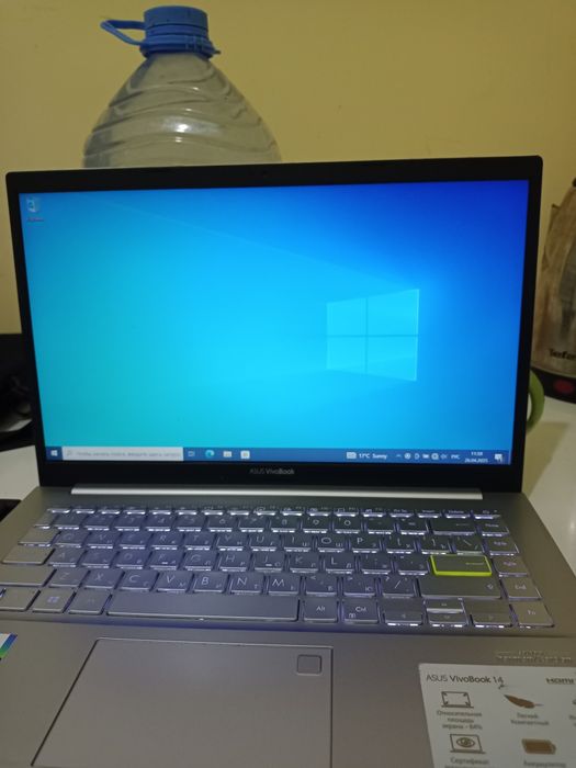 Ноутбук ASUS Vivobook Go 15 E1504FA выполнен в тонком корпусе серо-зел