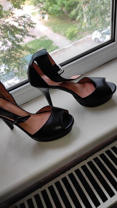 Продам кожанные босоножки 39рр