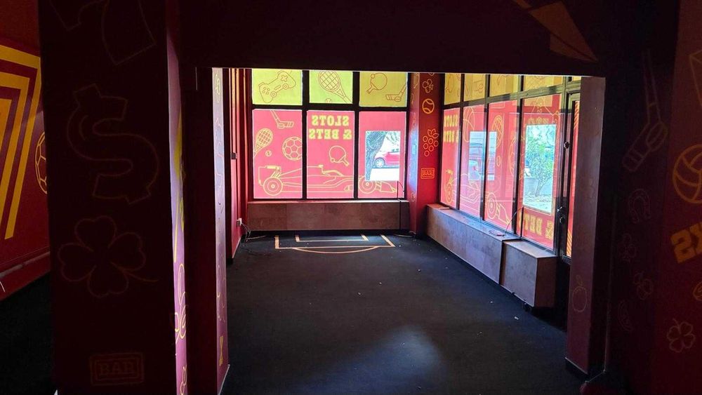 Inchiriez spatiu comercial cu terasa