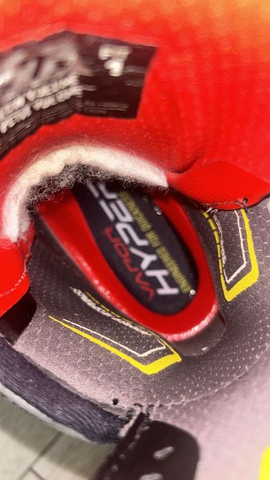 Хоккейный профессиональный коньки bauer hyperlite 1