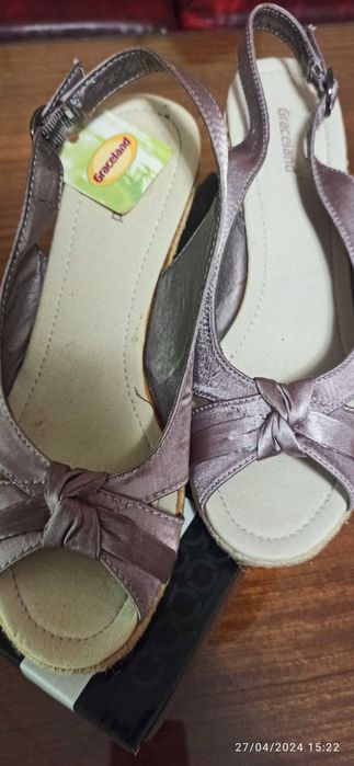 Елегантни дамски обувки от сатен.
Цвят пепел от рози!