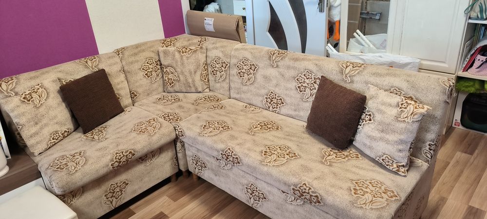 Продават се:секция,маса и ъглово диванче.