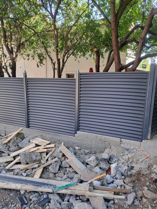 Construim garduri și porți exact după cerințele dumneavoastră (cu sau fără stâlpi de beton), cu fundație (sau fără fundație la cerere),