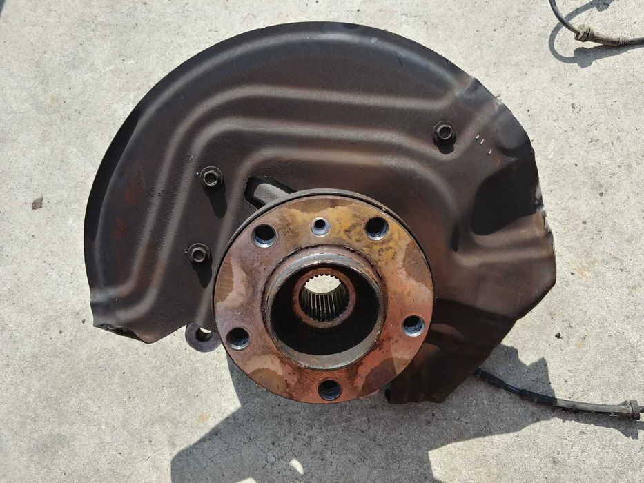 fuzeta dreapta fata  2.0 d bmw x3 e83  2007