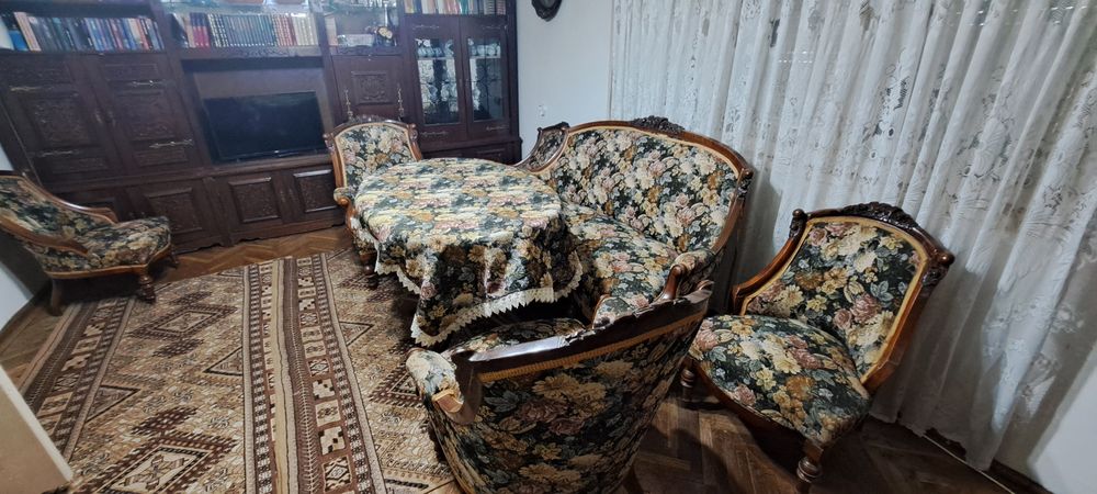 Se vinde set complet masă, canapea, 6 fotolii din lemn masiv