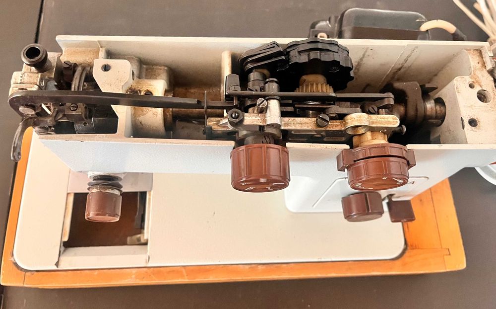 Masina de cusut electrica cu pedala Chaika