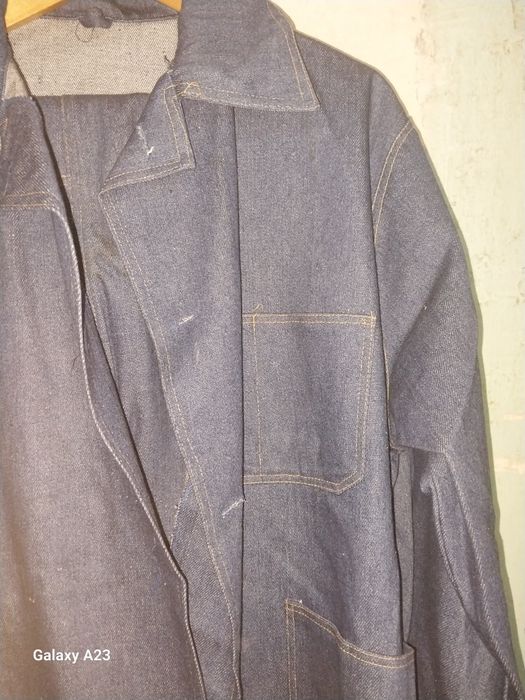 Джинсовая куртка и брюки.