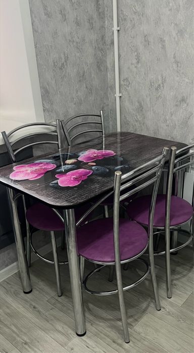 Стол со стульями