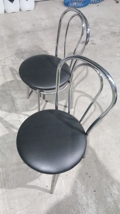 Vând scaune de metal sau îmbrăcate în piele folosite