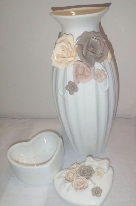 Красива бяла ваза за цветя с рози   и бяла кутия за бижута с рози