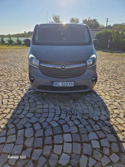 Opel Vivaro 2017 8+1 locuri are 5 usi, Motor 1.6 Diesel, Bi Trubo