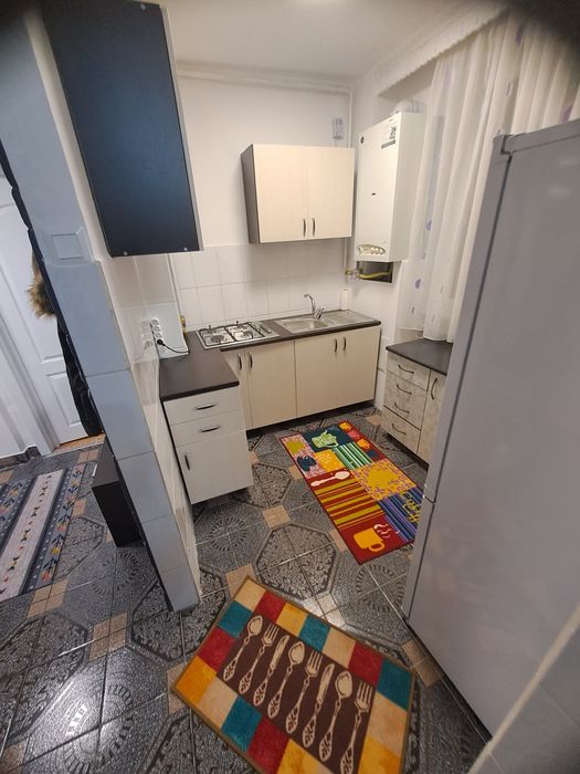 Închiriez apartament 3 camere