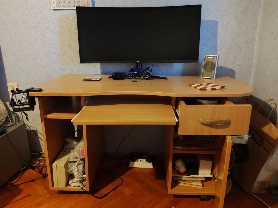 Компютърно/ученическо бюро