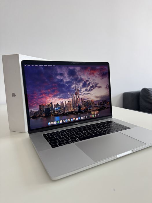 MacBook Pro 16 2018 i7 / 16GB RAM / 1TB SSD / Touch Bar / Baterie noua, schimbata cu factura si garantie anul trecut