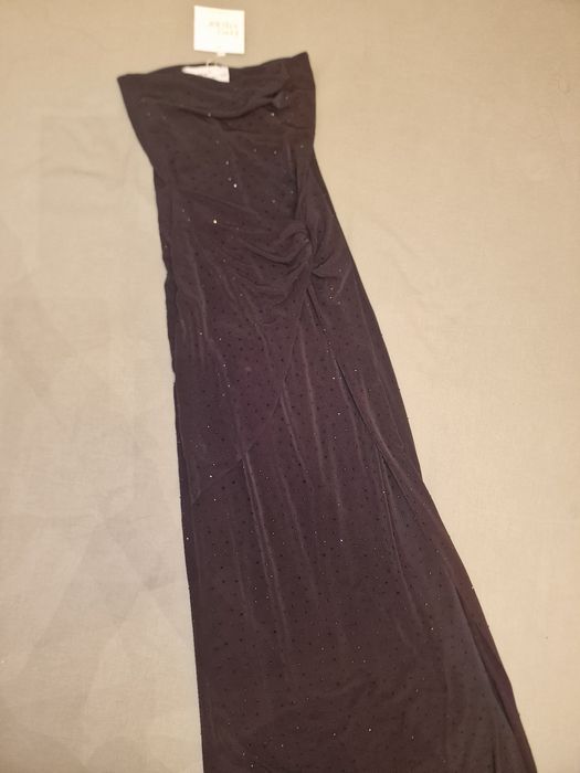 Елегантна дълга рокля с цепка