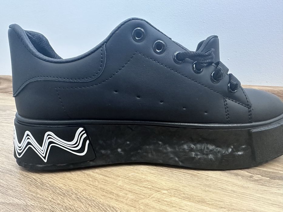 Чисто нови черни кецове