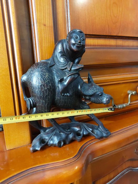 Piesa Decor Deosebita! Bărbat călare pe taur.