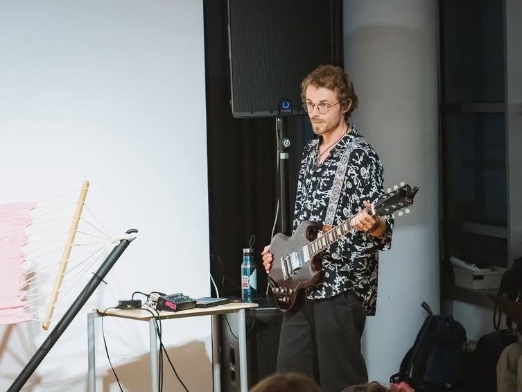 Ore de chitara cu nativ Englez București - Acoustic, Electric şi Bass