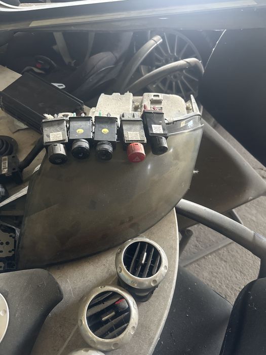 Elemente interior Audi TT mk1 faruri suporti grile