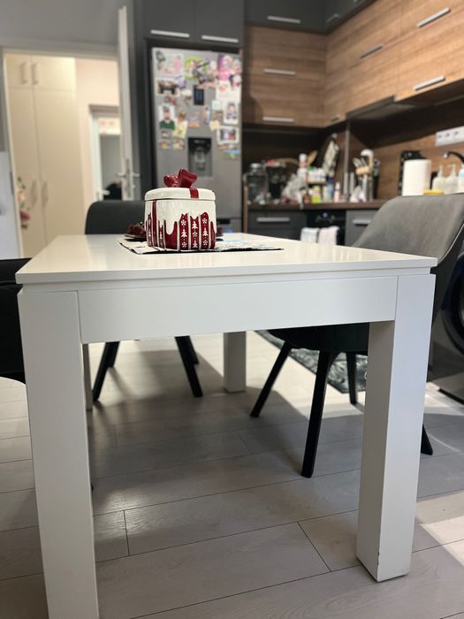 Трапезна разтегателна маса -бял гланц