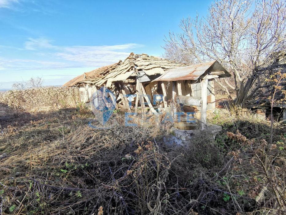 Къща с кладенец и голям двор в село Кавлак, област Велико Търново