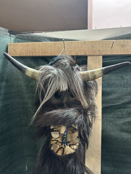 Кукерски маски от естествени материали