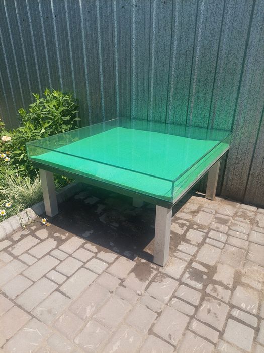 Столы из коленного стекла