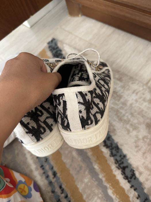 продаю кроссовку летнюю