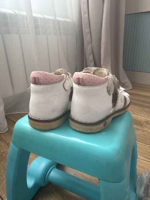 Сандали с усиленным задником