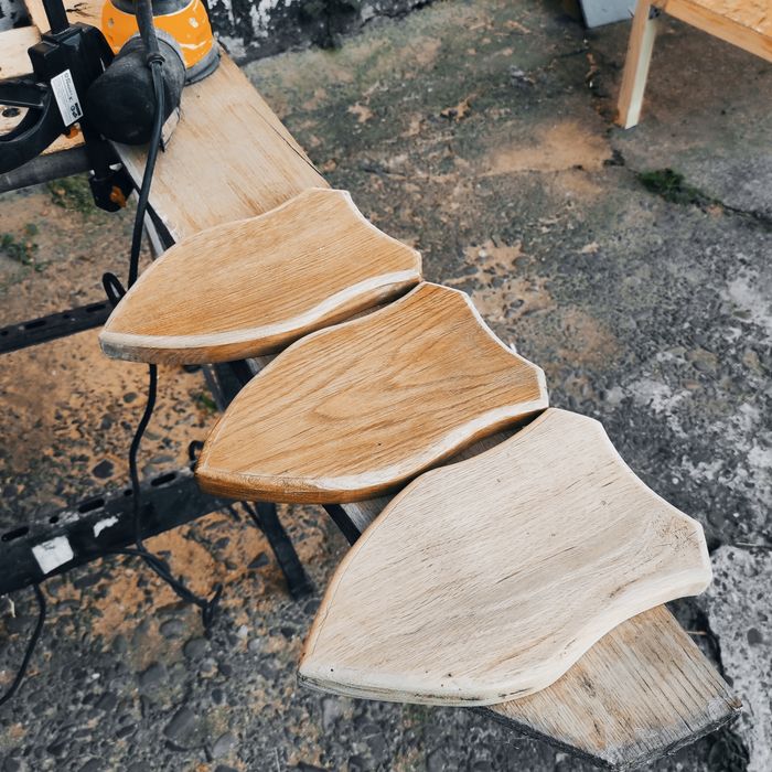 Obiecte de artizanat din lemn ( panoplie, masa, tocător, masa)