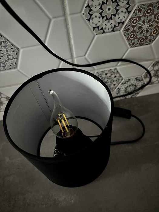 Vând 2 veioze negre, fiecare se vinde cu bec.