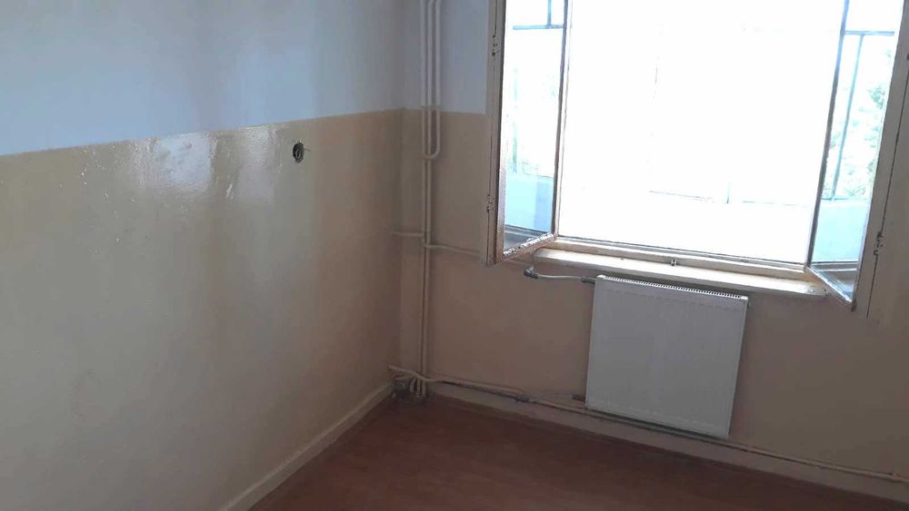 Vând apartament 2 camere, decomandat, 53 mp, str. Jiului, Calafat, etaj 4/4, acoperișul de deasupra refăcut