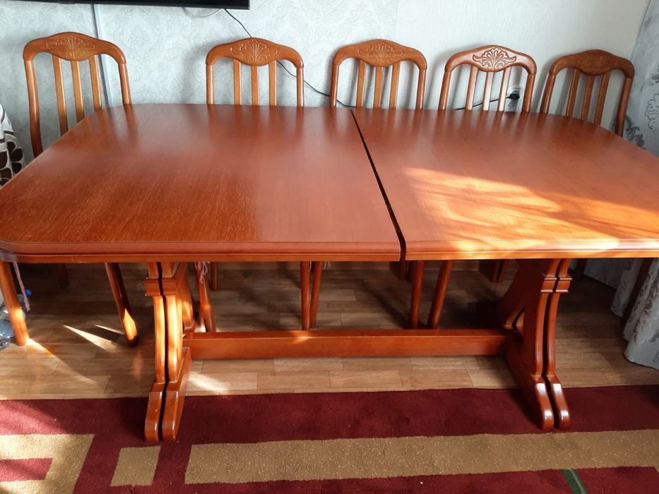 Продаю срочно стол гостевой