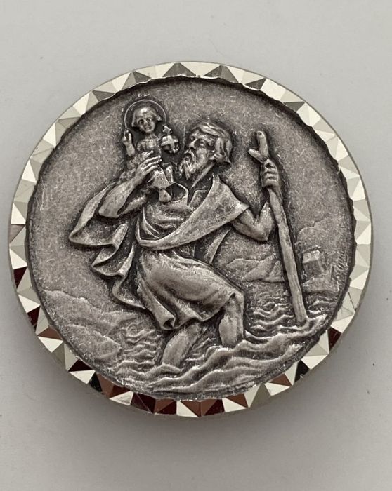 Magnetul din imagine îl înfățișează  pe Sfântul Cristofor