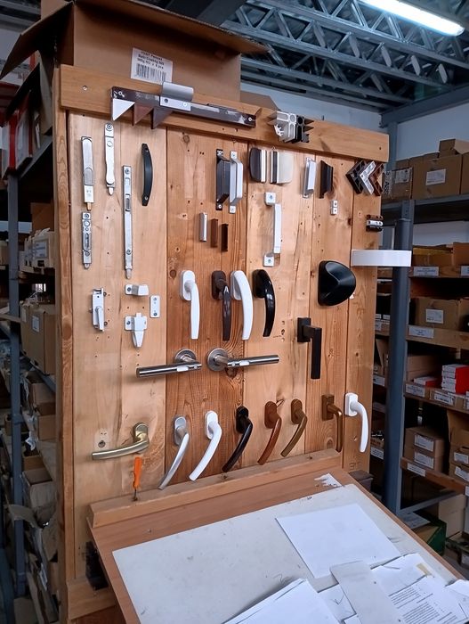 Reparatii și reglaje termopane: ferestre, uși, plase insecte