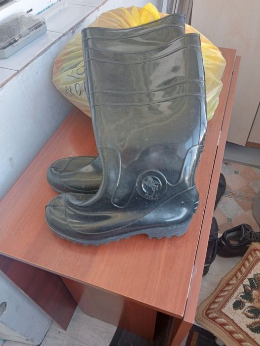 Продам резиновые сапоги