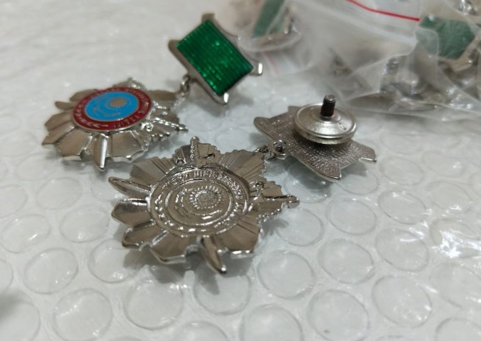 Значки пограничник, новые.