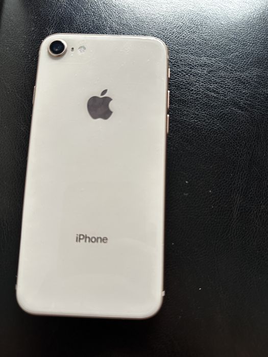 Айфон 8 в хорошем состояние