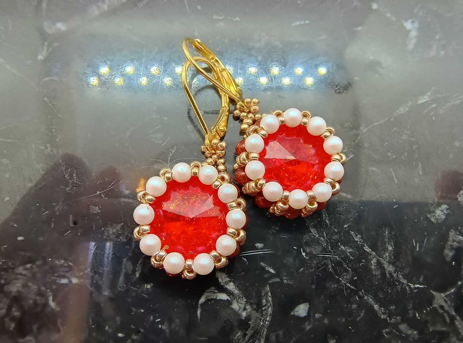 Cercei handmade roșu rubin cu perle – eleganță clasică și rafinament
