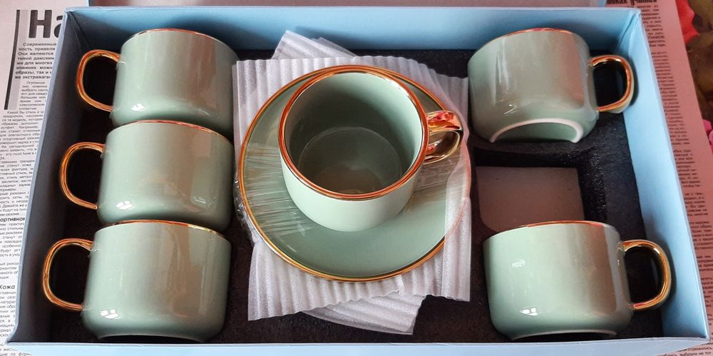 Чайный набор двух цветов и набор Фужеров.