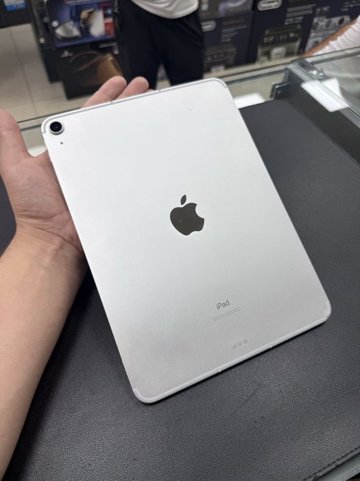 iPad Air 11 (4th Generation) Wi Fi + Cellaur