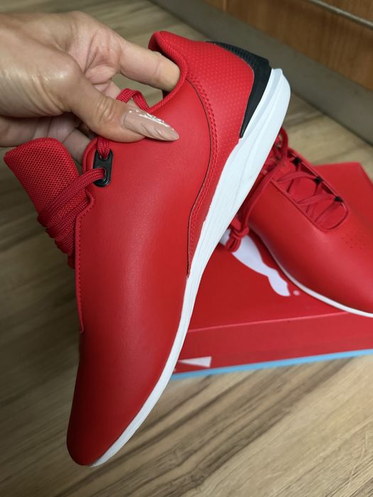 Чисто кови оригинални два  цвята маратонки Puma Ferrari  ! 42,44 н