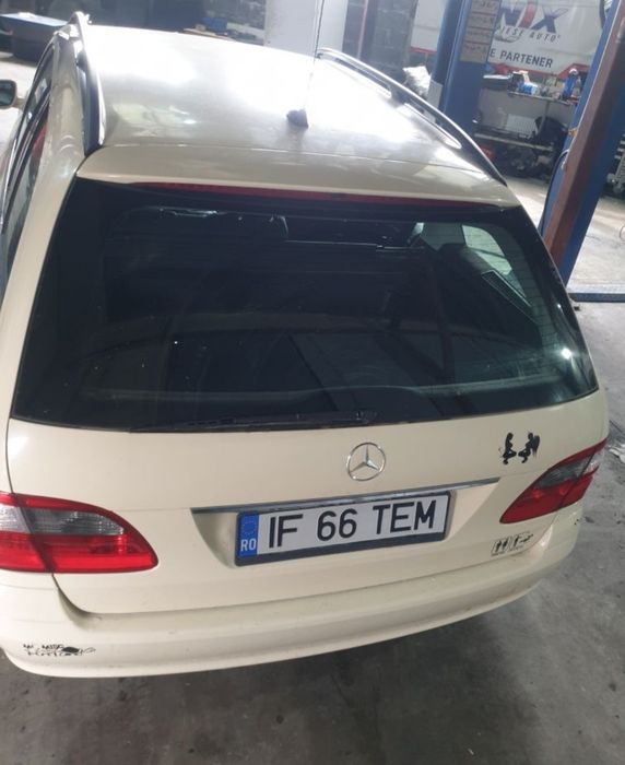 Dezmembrez Mercedes E 220