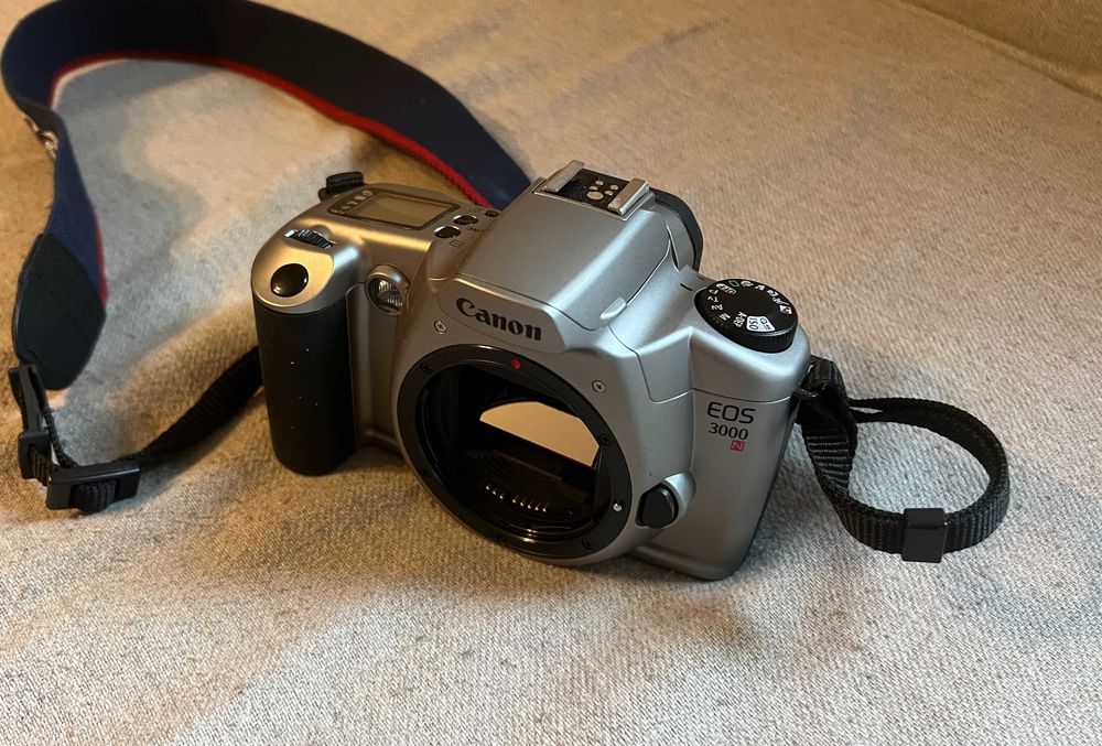Aparat foto Canon EOS 3000 body film montura EF functional