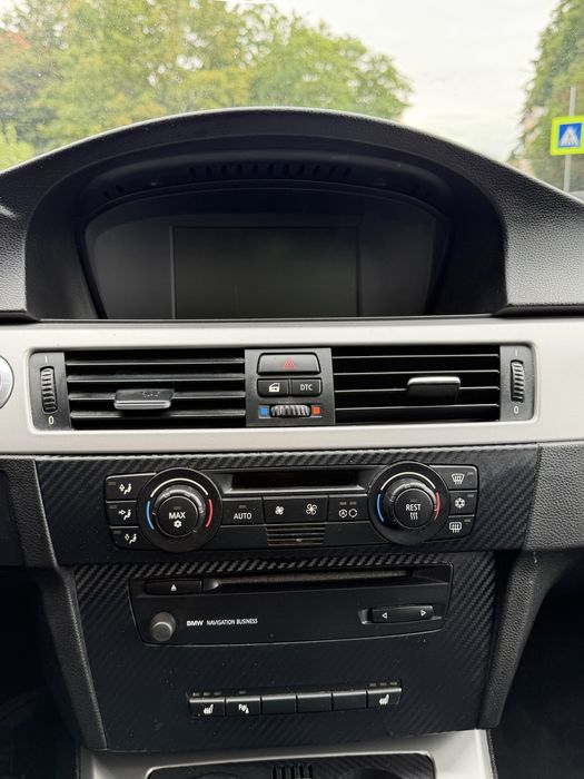 BMW 320i.
