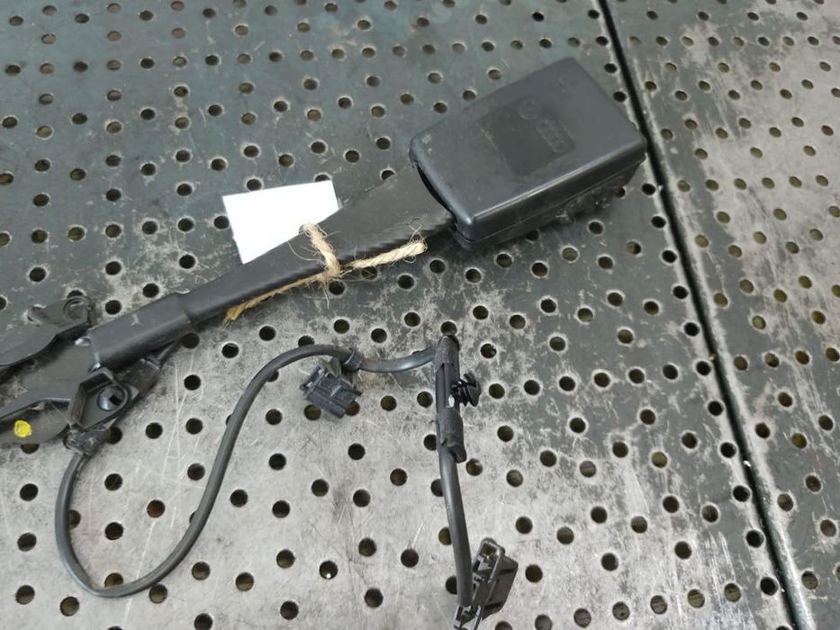 capsa centura dreapta fata cu fir  audi a4 b8 8k0857755f