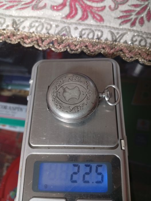 Продавам малък сребърен джобен часовник