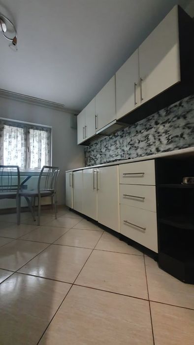 Închiriez apartament cu 4 camere