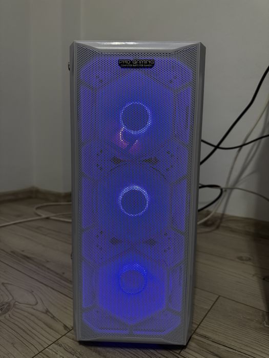 Vand pc gaming cu periferice si monitor